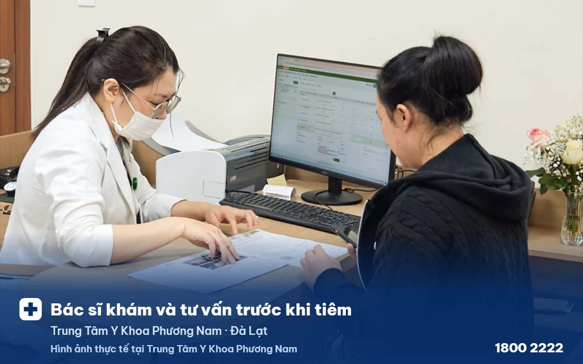 Bác sĩ khám và tư vấn trước khi tiêm tại Phương Nam