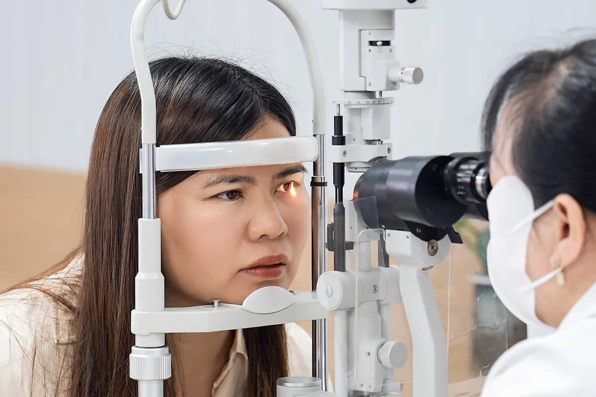 Bác sĩ chuyên khoa mắt khám mắt tại Trung Tâm Y Khoa Phương Nam