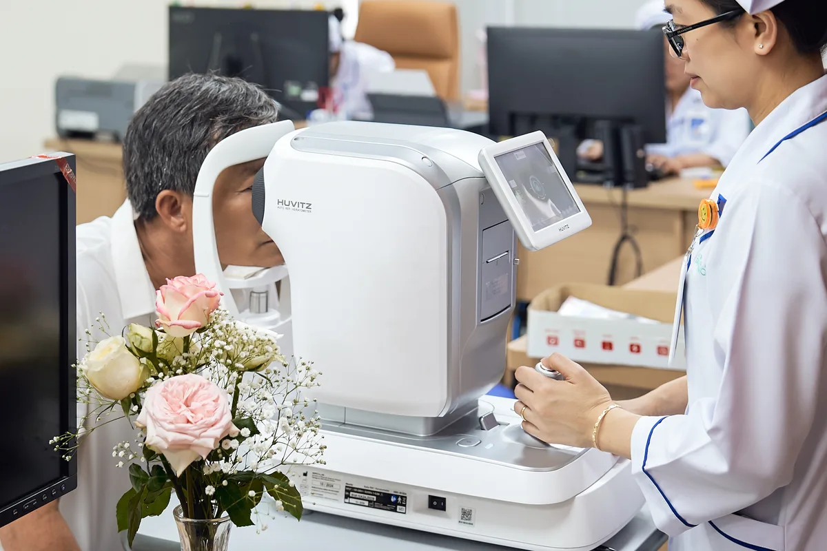 Đo khúc xạ bằng máy tự động tại phòng khám mắt Đà Lạt