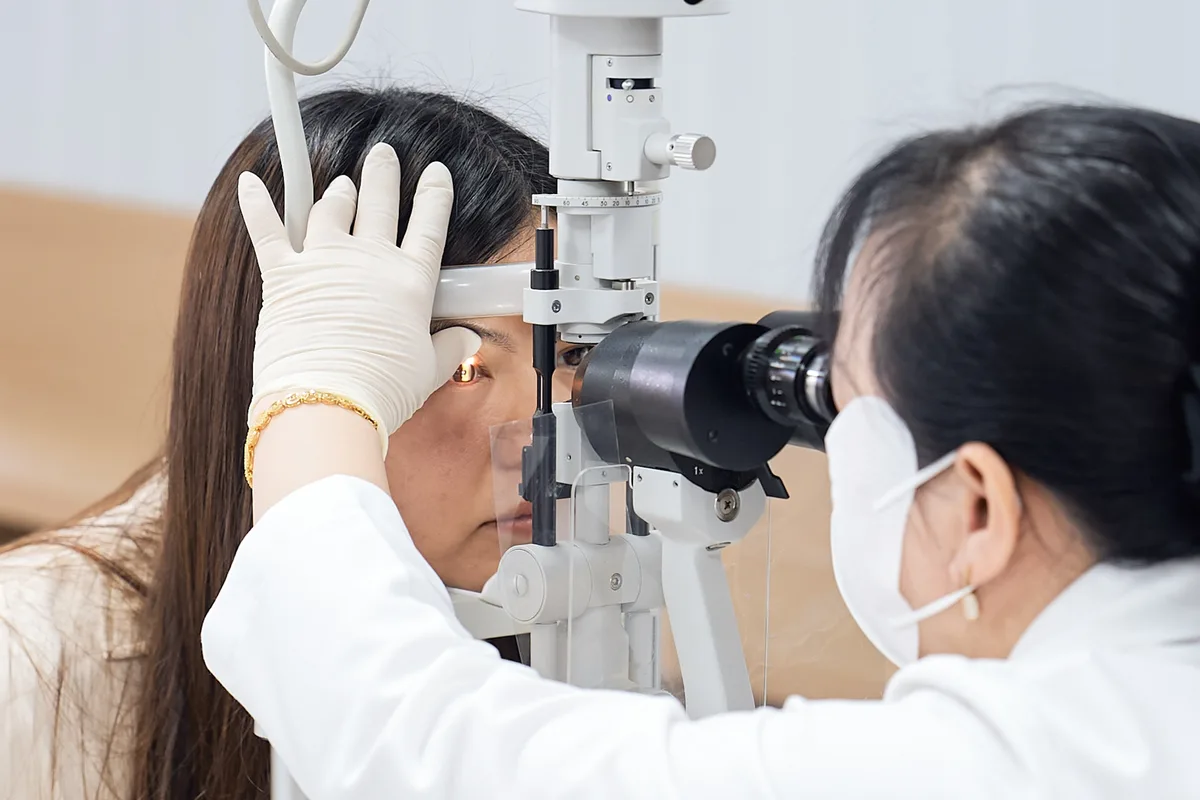 Bác sĩ chuyên khoa mắt khám mắt cho khách hàng