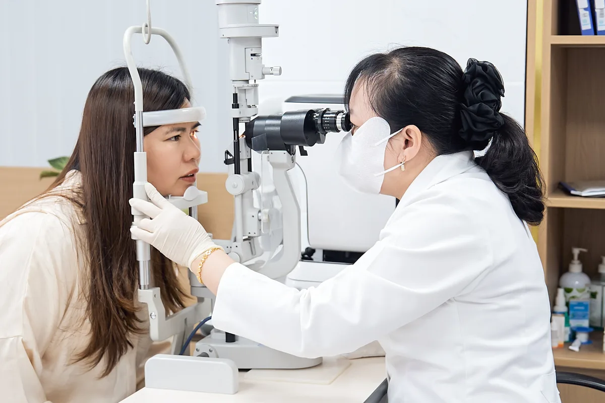 Bác sĩ khám mắt bằng sinh hiển vi tại phòng khám mắt Đà Lạt