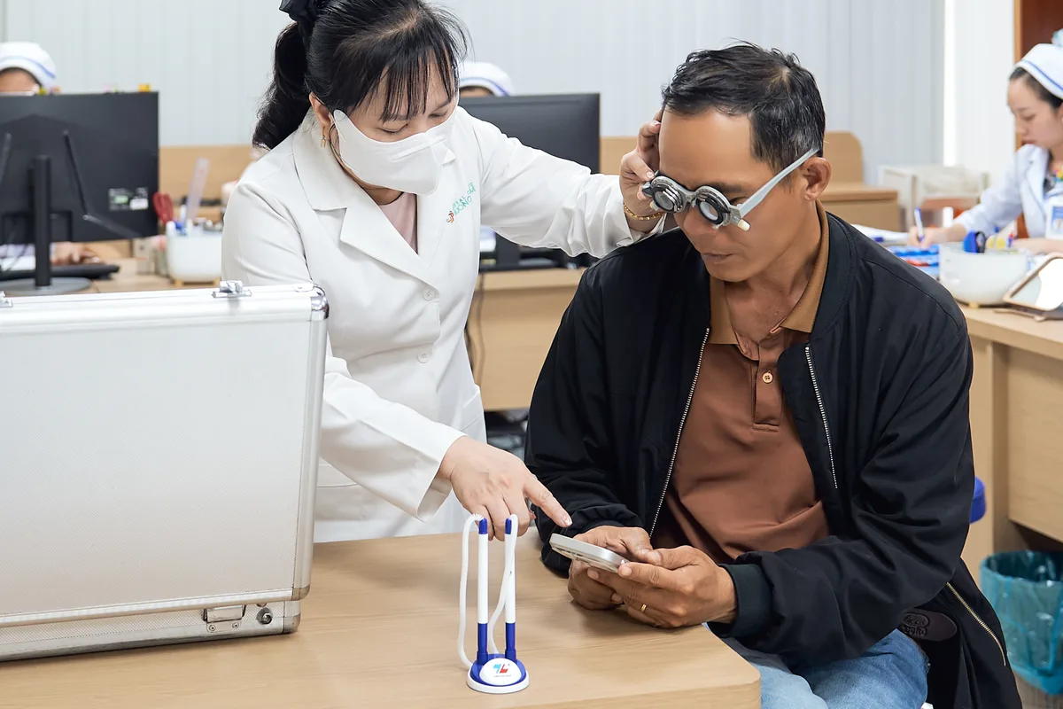 Bác sĩ thử kính cho khách hàng trước khi cắt kính
