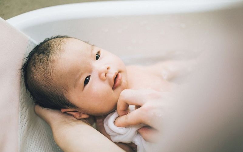 Tắm cho trẻ sơ sinh bằng gì là tốt nhất -2