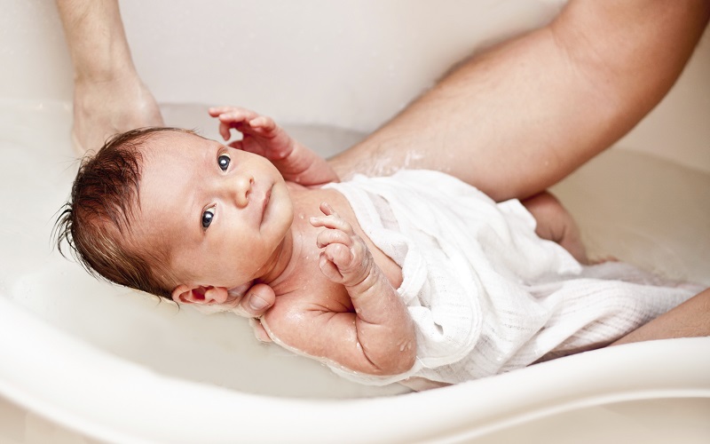 Chuẩn bị tắm cho trẻ sơ sinh cần lưu ý những gì?