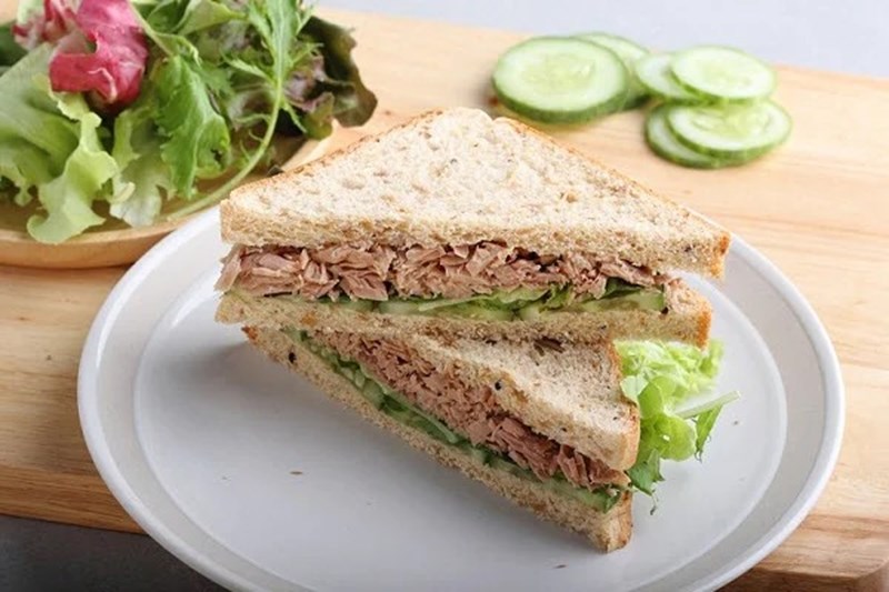 Bánh mì sandwich nướng sa lát cá ngừ