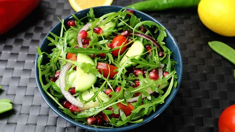 Salad cà chua, bắp và rau arugula