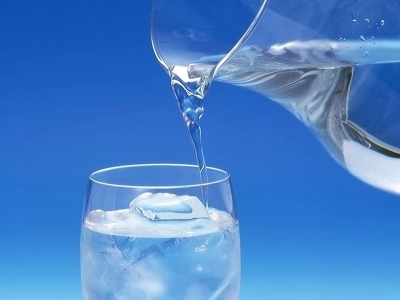 Uống nước đá vào ban đêm có tốt không?
