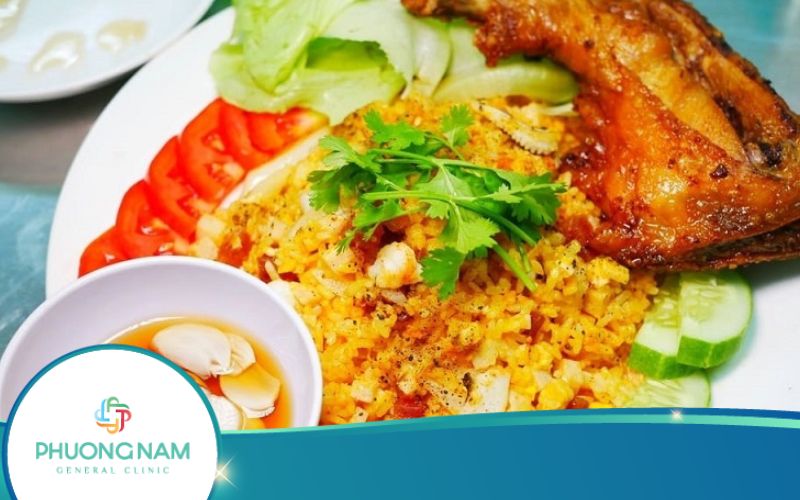 Cơm Gà Xối Mỡ Bao Nhiêu Calo? Ăn Cơm Gà Có Tốt Không?