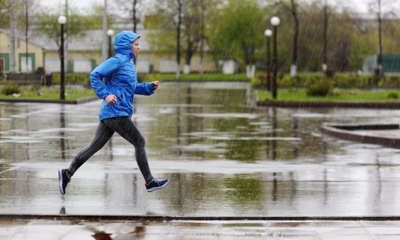 Vì sao nhiều người mặc áo mưa chạy bộ?