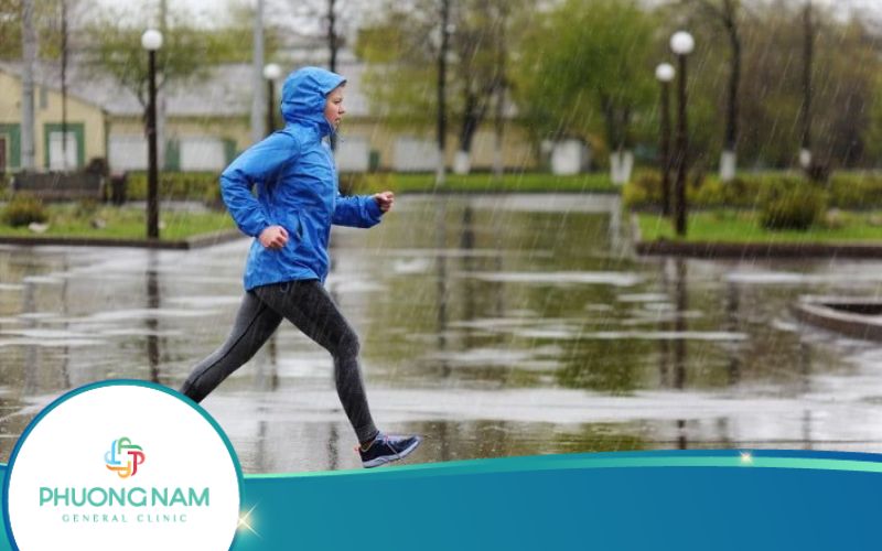 Mặc Áo Mưa Chạy Bộ Có Giảm Cân Không?