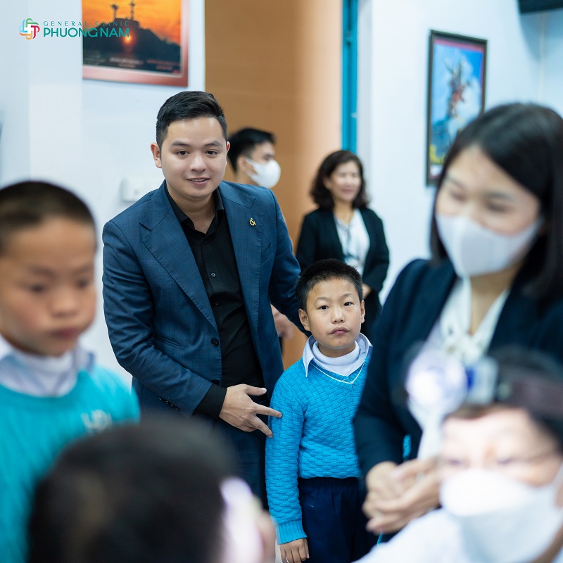 Đa khoa Phương Nam thăm khám, cấp thuốc cho học sinh và giáo viên Trường thiểu năng Hoa Phong Lan