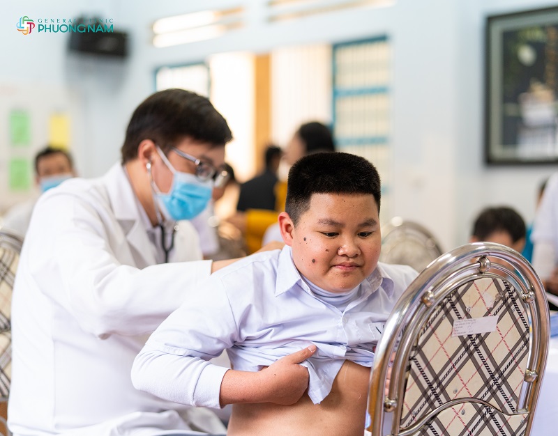Đa khoa Phương Nam thăm khám, cấp thuốc cho học sinh và giáo viên Trường thiểu năng Hoa Phong Lan