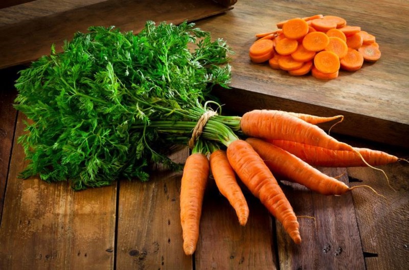 Cà rốt là thực phẩm giàu beta-carotene, khi vào cơ thể được chuyển hóa thành vitamin A giúp tăng cường sức khỏe cho đôi mắt.