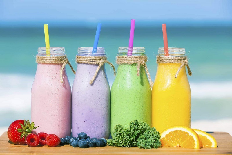 Nên ưu tiên uống sinh tố, smoothie thay vì nước ép trái cây. Vì trong quá trình ép lấy nước, lượng vitamin và chất xơ có trong trái cây đã mất đi đáng kể. 