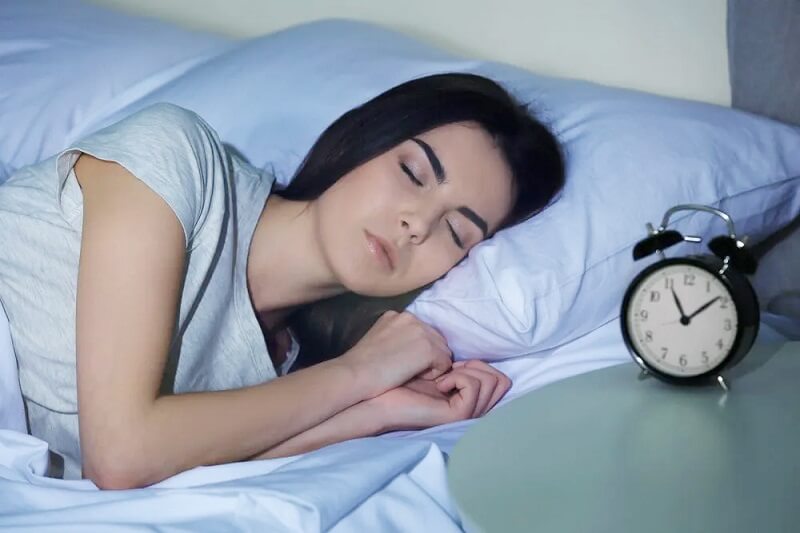 Ngủ đủ giấc từ 7-8 tiếng mỗi ngày, người bệnh nên tập thói quen đi ngủ trước 23 giờ.