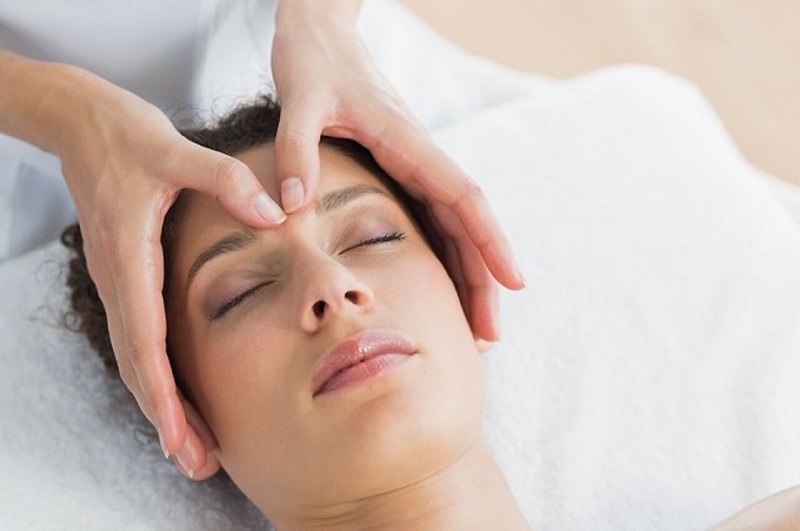 Kết hợp xoa bóp vùng thái dương, trái và đầu bằng dầu khuynh diệp nhằm giúp làm giảm triệu chứng chóng mặt, đau đầu.