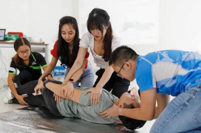 Đặt họ nằm ngửa, nằm nghiêng trong tư thế thoải mái nhất.