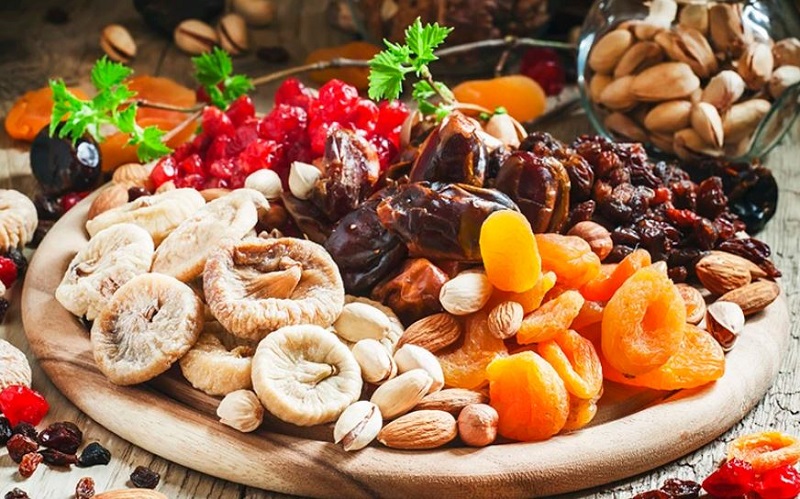 Trái cây khô và trái cây đóng hộp vì chúng chứa lượng đường cao, dễ gây táo bón, tiêu chảy và đầy hơi.