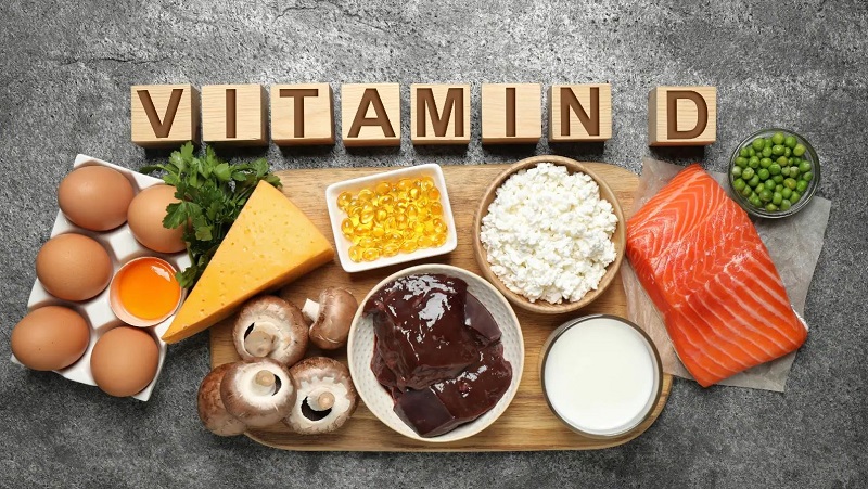 Vitamin D là một loại vitamin thiết yếu giúp duy trì lượng canxi, phốt pho trong máu để tăng cường sức khỏe cho người bị suy giảm trí nhớ.
