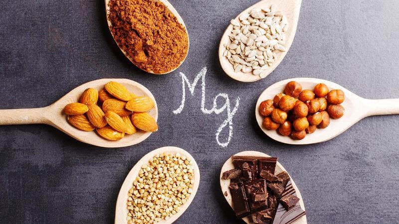 là một khoáng chất có trong nhiều loại thực phẩm như ngũ cốc, đậu, rau lá màu xanh đậm,...