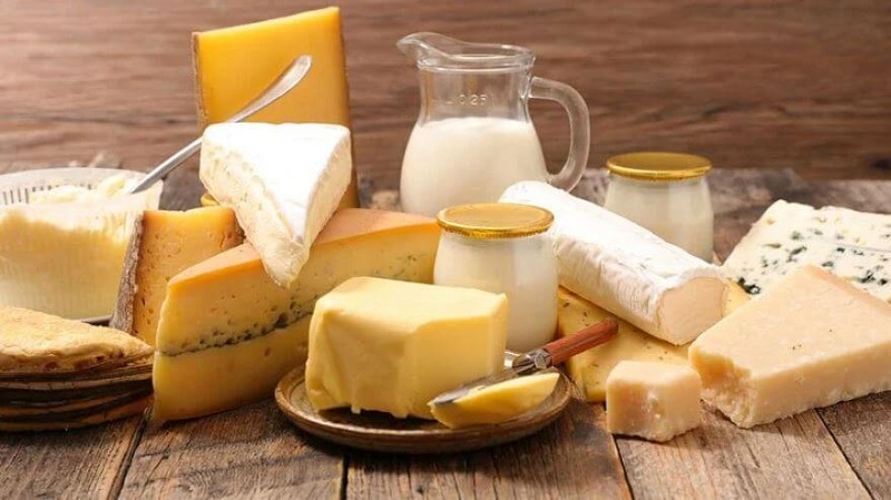 Trứng, sữa, phô mai và các chế phẩm từ sữa là những thực phẩm giàu canxi.