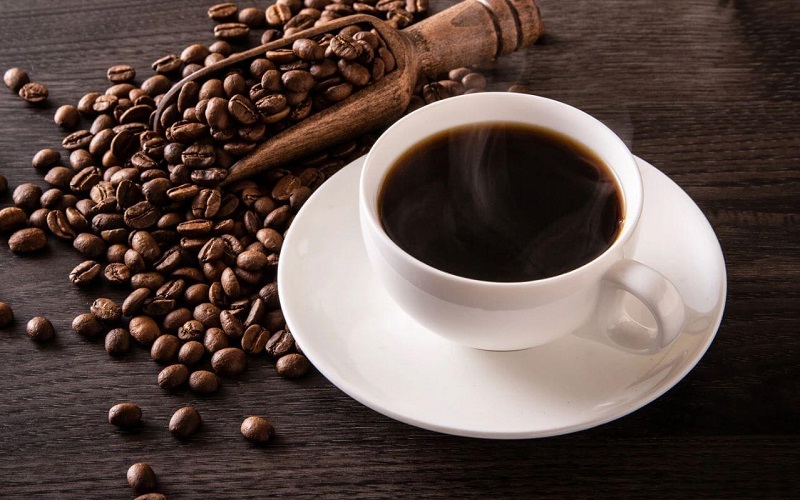 Cà phê, trà và các loại nước ngọt có chứa caffeine sẽ làm giảm sự hấp thụ canxi, làm tăng nguy cơ bị loãng xương.