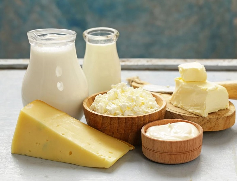 Các chế phẩm từ sữa như phô mai, sữa chua nguyên chất, sữa tươi,...là nguồn cung cấp tryptophan cho cơ thể, hỗ trợ điều hòa giấc ngủ.