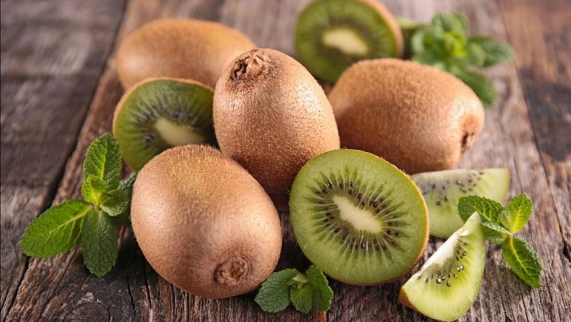 Kiwi cũng là một trong những thực phẩm nên được thêm vào chế độ ăn cho người bệnh mất ngủ, vì loại quả này có tác dụng thúc đẩy giấc ngủ