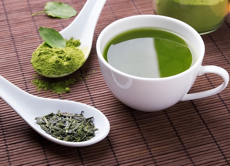 Trà xanh chứa chất chống oxy hóa cao, làm giảm các triệu chứng viêm loét dạ dày.