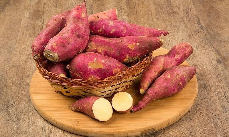 Khoai lang là thực phẩm giàu vitamin A, có công dụng giúp thu nhỏ vết loét dạ dày cũng như chống lại virus HP gây bệnh.