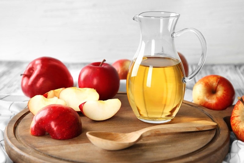 Giấm táo là một loại giấm được tạo ra bằng cách lên men nước ép táo nghiền nát, loại giấm này thường được dùng trong chế biến món ăn. 