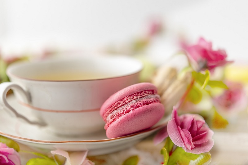 Bạn nên kết hợp bánh Macaron cùng 1 tách trà để có cảm giác no lâu hơn.