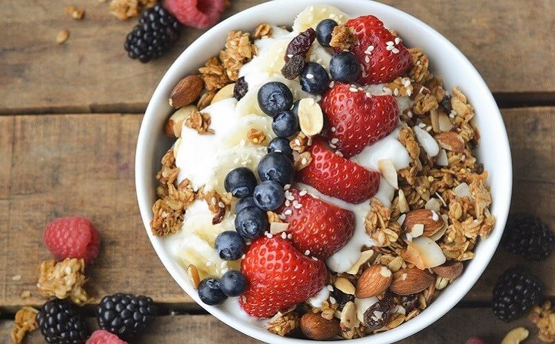 Kết hợp sữa chua Ba Vì với những thực phẩm khác như trái cây, granola, yến mạch, hạt chia sẽ tạo nên một bữa sáng lành mạnh, bổ dưỡng.