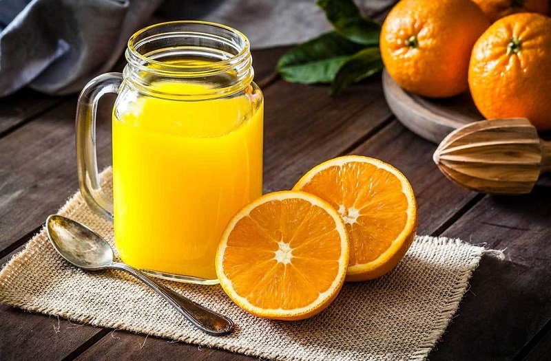 Nước ép cam không đường có chứa hàm lượng vitamin C cao.