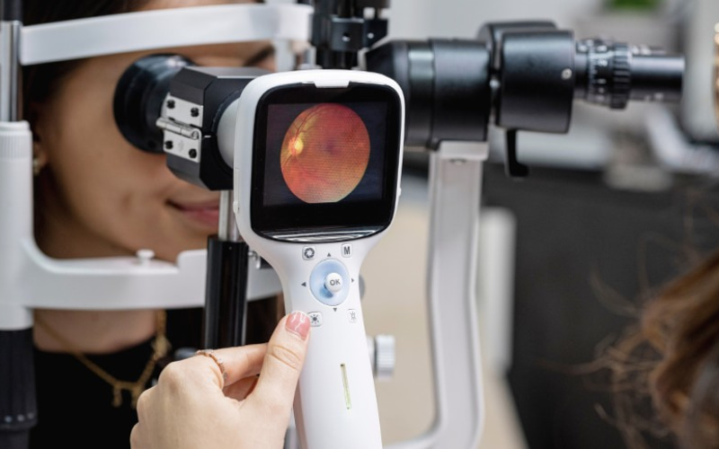 Soi đáy mắt định kỳ giúp phát hiện sớm và điều trị kịp thời các bệnh về mắt.