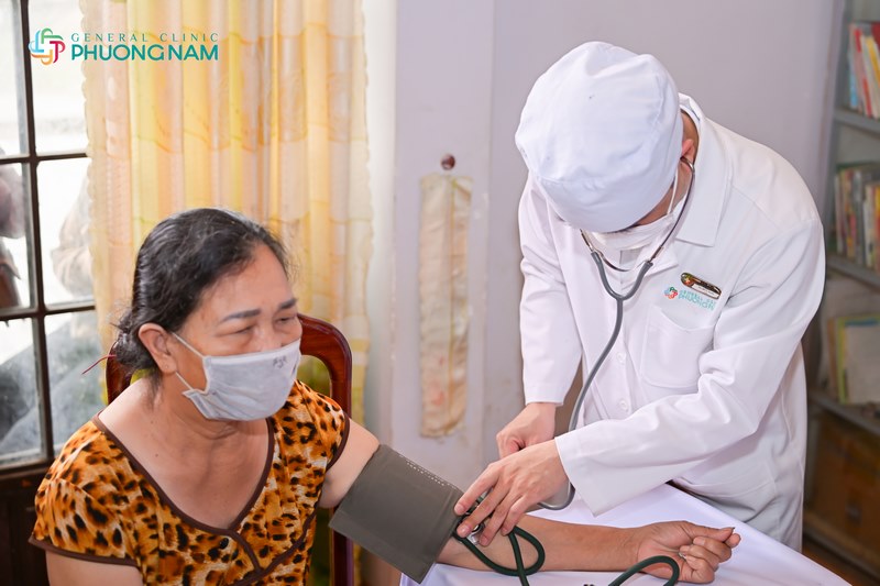 Phòng khám Đa khoa Phương Nam tham gia thăm khám, cấp phát thuốc và tặng quà cho người dân khó khăn xã Liêng Srônh