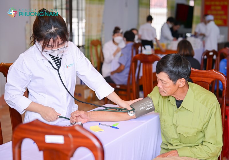 Phòng khám Đa khoa Phương Nam tham gia thăm khám, cấp phát thuốc và tặng quà cho người dân khó khăn xã Liêng Srônh