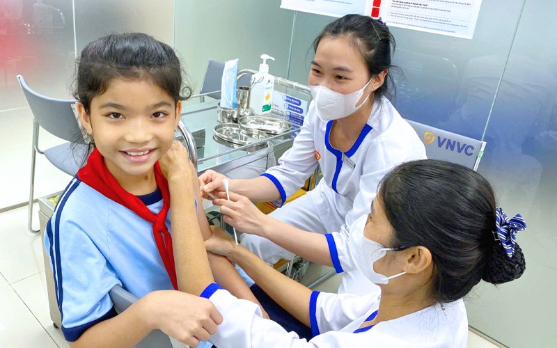 Nên ưu tiên cơ sở tiêm chủng uy tín, có đội ngũ bác sĩ chuyên môn cao để đảm bảo an toàn, hiệu quả