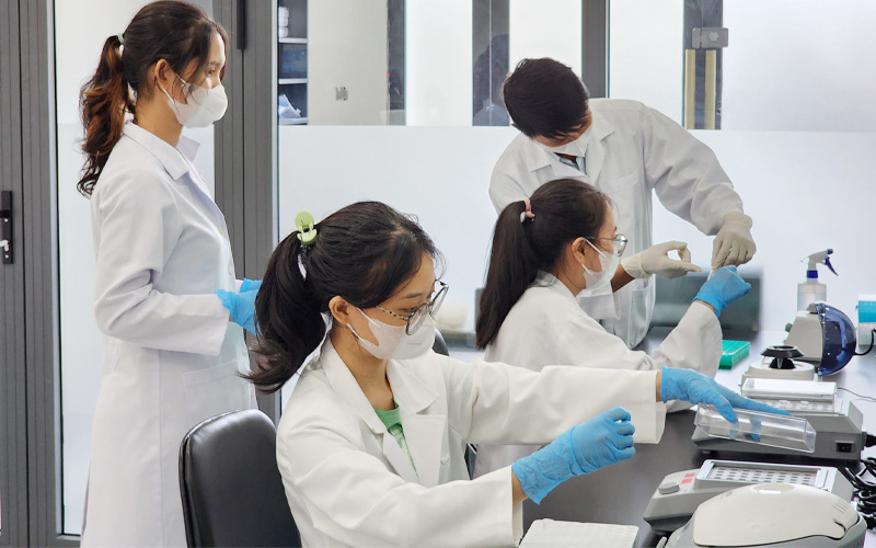 Xét nghiệm ADN được ứng dụng cho nhiều trường hợp như kiểm tra huyết thống hoặc phục vụ pháp y