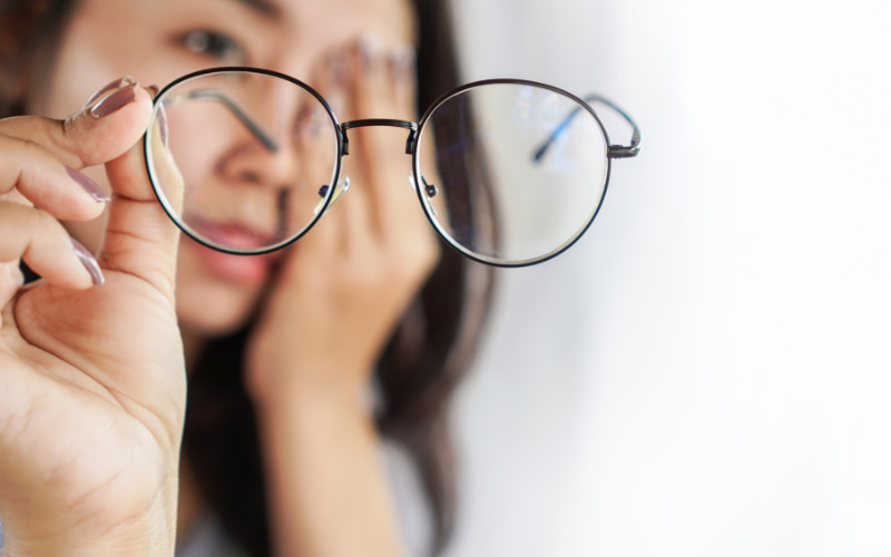 Nhìn mờ là một triệu chứng phổ biến về mắt, có thể do nhiều nguyên nhân gây ra. 