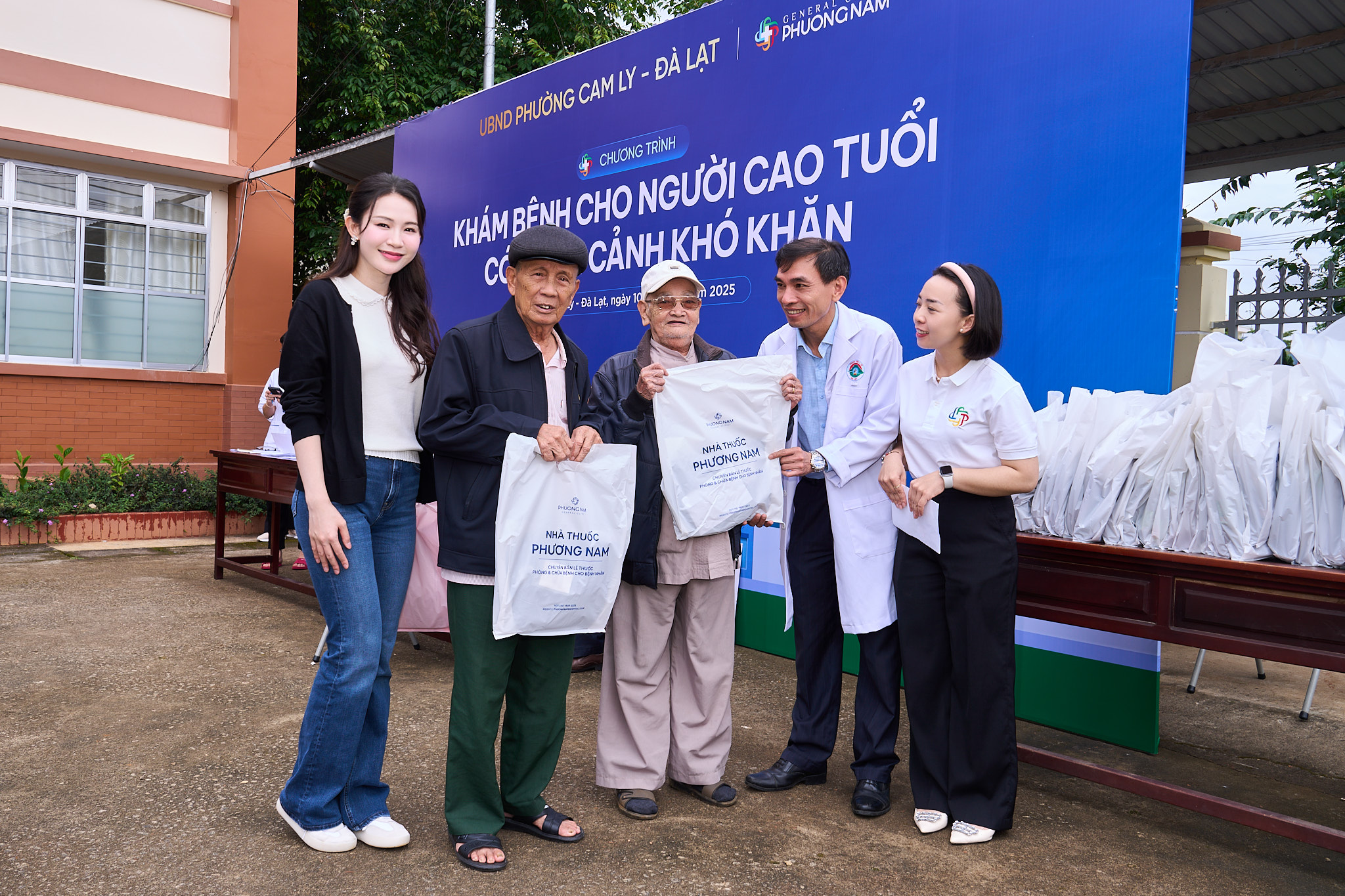 Đa Khoa Phương Nam tổ chức khám, tư vấn sức khỏe miễn phí và tặng quà cho 100 người cao tuổi tại Tà Nung