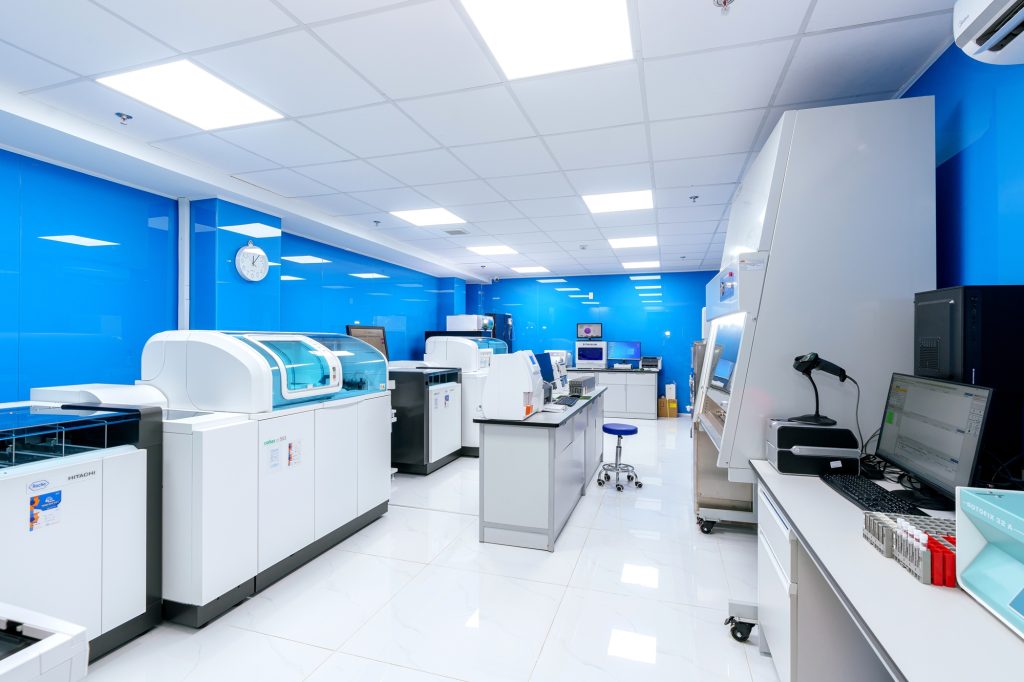 HHệ thống sinh hóa – miễn dịch tự động Cobas Pro Roche tại Trung tâm Y khoa Phương Nam.