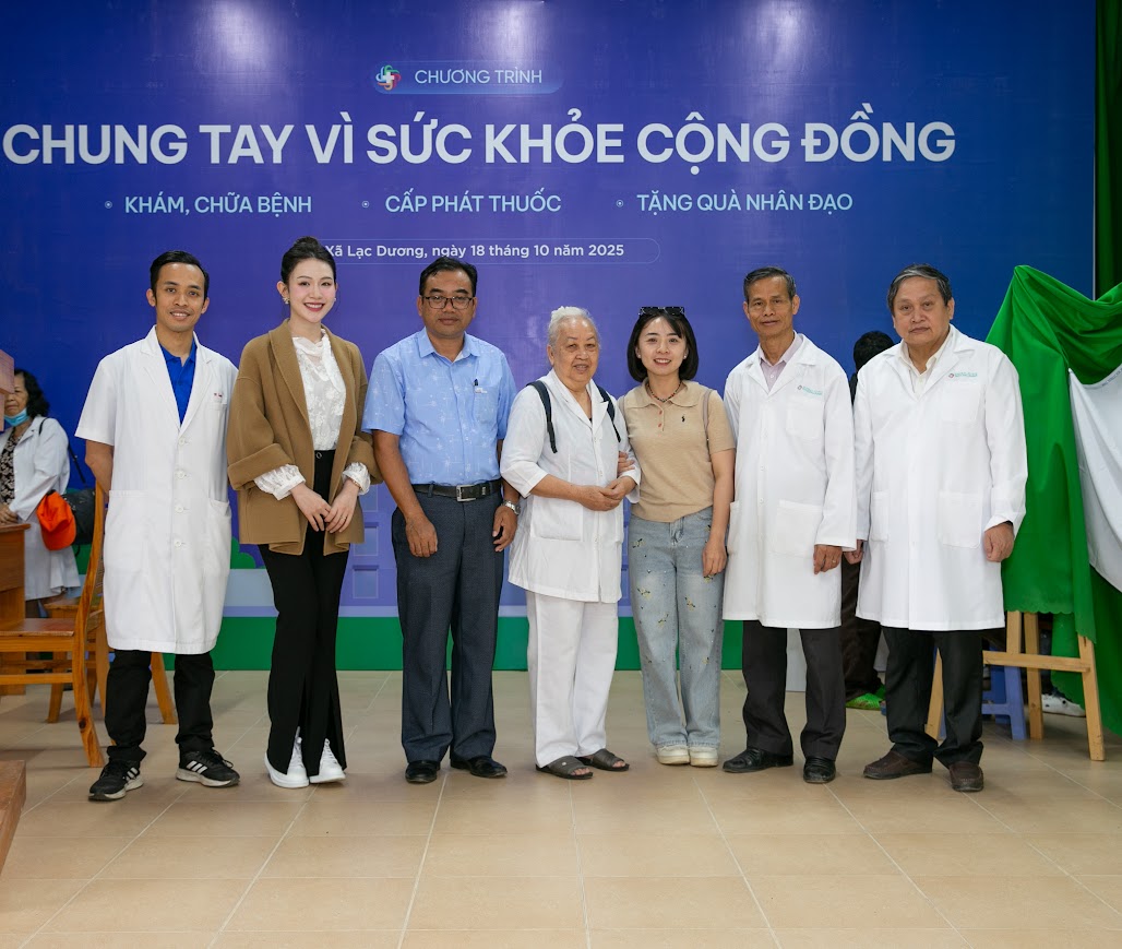 Khám sức khỏe cấp phát thuốc tặng quà nhân đạo
